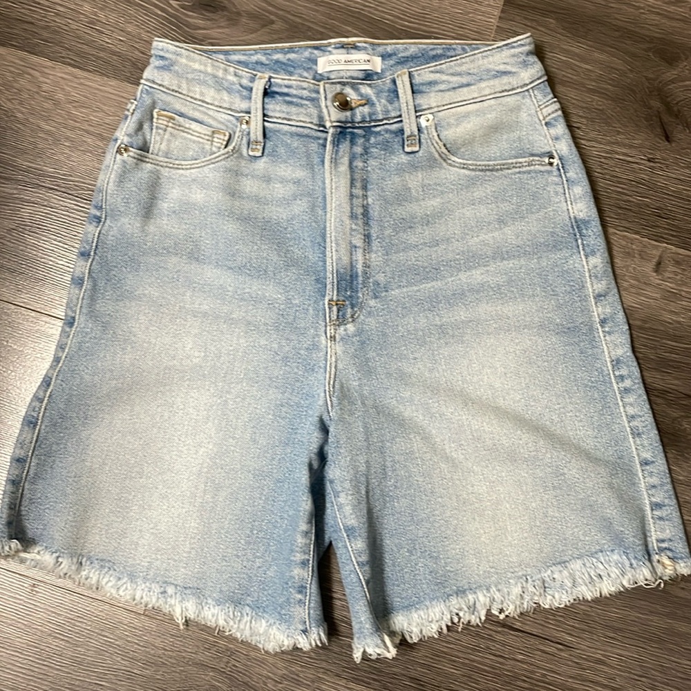 Good American Denim Light Wash Classic Summer Essential Americana Jean shorts